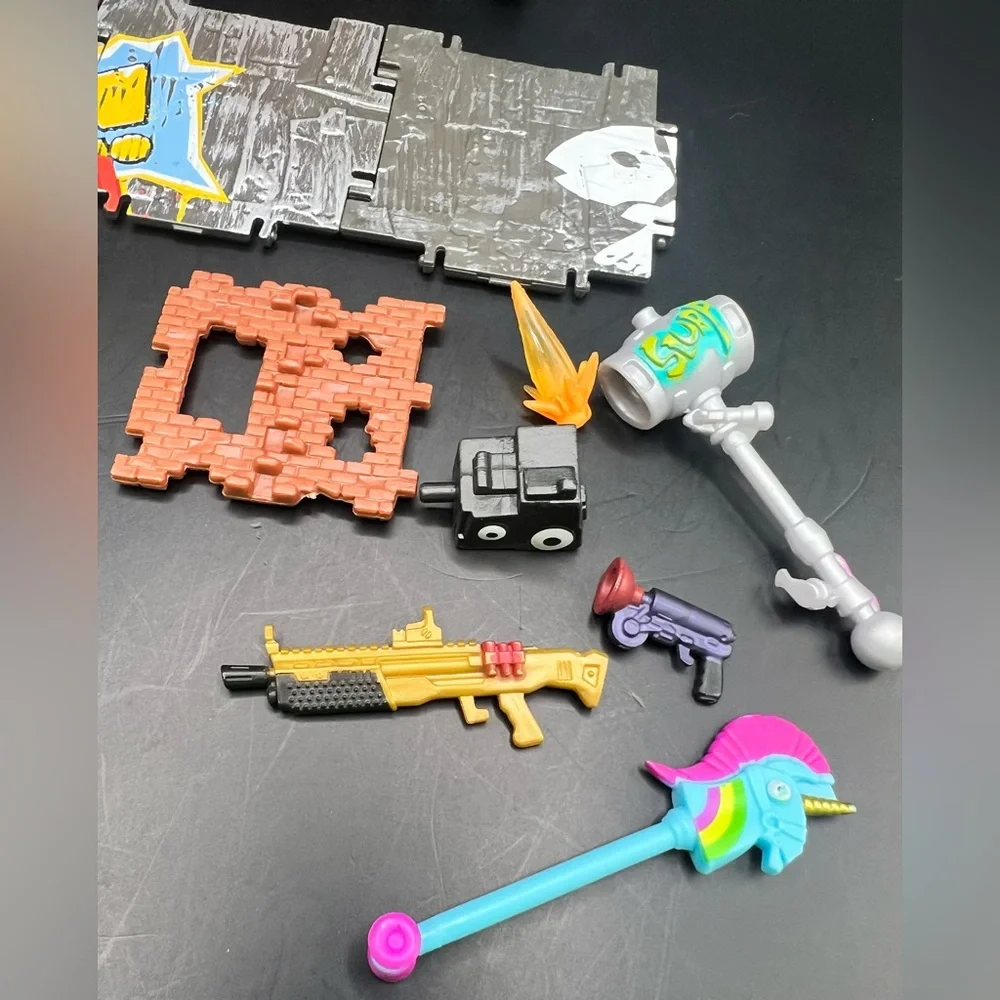 Fortnite-Mixed Action Figure (Raganok)‎ Playset with Accessories-Misc pieces-set